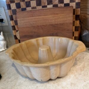 Pampered Chef Bundt stoneware